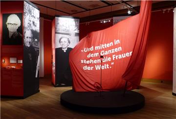 Es finden wieder Führungen durchs Deutsche Auswandererhaus statt. Bis zum 31. Juli findet die Sonderausstellung „Und mitten in dem Ganzen stehen die Frauen der Welt – Exil und Rückkehr der AWO-Gründerin Marie Juchacz“ in Kooperation mit der Arbeiterwohlfahrt statt.