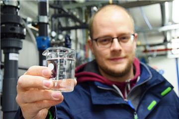 Es funktioniert: Das vom Nordenhamer Klärwerk vorgereinigte Wasser lässt sich so aufbereiten, dass es für die Produktion in den Industriebetrieben geeignet ist. Den Beweis hält OOWV-Projektingenieur Yannick Tiemann in seiner Hand.