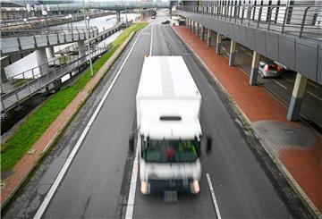 Ein LKW auf der Columbusstraße in Bremerhaven.