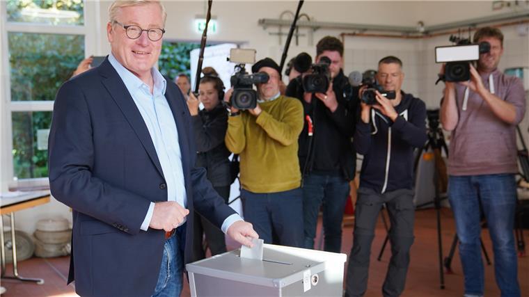 Niedersachsen hat entschieden - so sieht es in den Wahlkreisen aus Es gehe jetzt darum, das Land in einer schwerwiegenden Krise stabil zu regieren, sagte CDU-Spitzenkandidat Bernd Althusmann nachdem er selbst wählte.