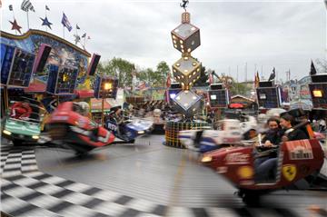 Es geht wieder rund: Vom 27. April bis zum 6. Mai ist auf dem Wilhelm-Kaisen-Platz Zeit für den Frühjahrsmarkt. 70 Schausteller und Gastronomen sind beim Volksfest dabei und locken mit leckeren Essen und Fahrgeschäften. Foto: Scheschonka
