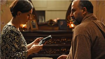 Es gibt Filme, die sind schon deshalb ein kleines Wunder, weil es sie eigentlich gar nicht geben dürfte. So ein Film ist „Die Saat des heiligen Feigenbaums“ mit Missagh Zareh (rechts) als Iman und Niousha Akhshi als Sadaf