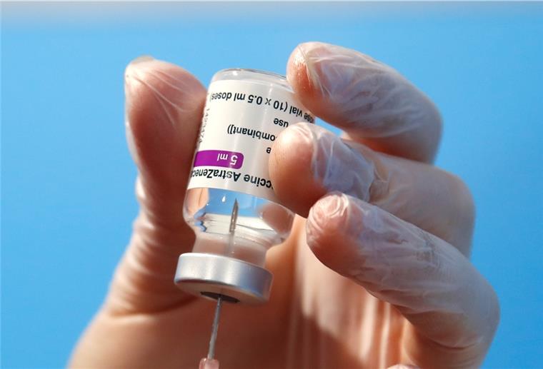 Zahlreiche Verstöße gegen Impfreihenfolge Ein Mitarbeiter des Gesundheitswesens bereitet eine Dosis des AstraZeneca-Impfstoffs für die Verabreichung in einem Impfzentrum in Fiumicino, in der Nähe des internationalen Flughafens von Rom, vor.