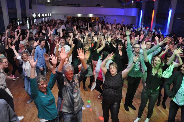 Es gibt sie noch, die gut besuchten Veranstaltungen in der Friedeburg. Das Foto ist bei der AC-Party entstanden, die dort im April stattfand. Doch die Zahl der Stadthallen-Besucher ist insgesamt rückläufig. Ein Gutachter soll prüfen, was sich ändern muss, damit es wieder aufwärtsgeht.