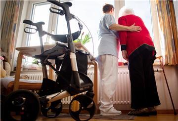 Es gibt sogenannte teilstationäre Pflegeangebote wie die Tagespflege oder die Kurzzeitpflege, bei denen sich die Pflegebedürftigen nur zeitweise in eine Einrichtung begeben.