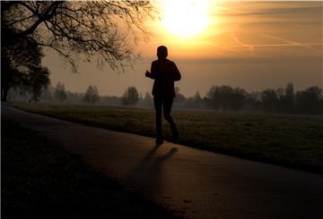 Es gibt viele gute Gründe, auch an kalten Wintertagen die Laufschuhe anzuziehen und sich körperlich zu betätigen.