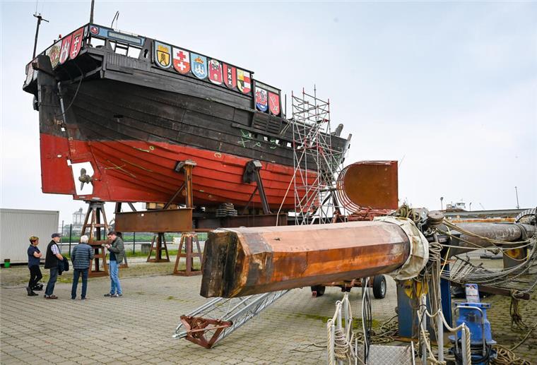 Schiff aufgebockt an Land 