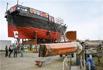 Schiff aufgebockt an Land 