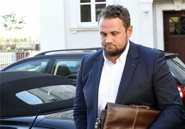 Es gibt weitere Hinweise über eine Verstrickung von Patrick Öztürk in den massenhaften Sozialbetrug. Der SPD-Fraktionsvorstand hat nun  Gesprächsbedarf. 