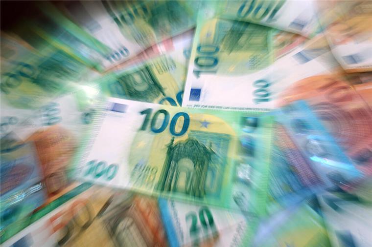 Diebstahl, Waffen und Schulden: Seemann wird in Bremerhaven festgenommen Verschiedene Euro-Banknoten liegen auf einem Tisch (Zoomeffekt).