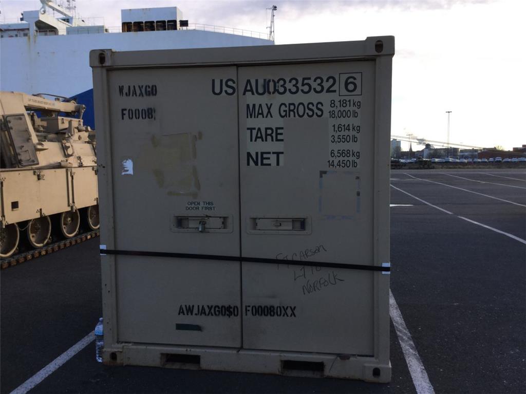 Es hatte nicht nur Fahrzeuge, sonder auch anderes Militärmaterial geladen.