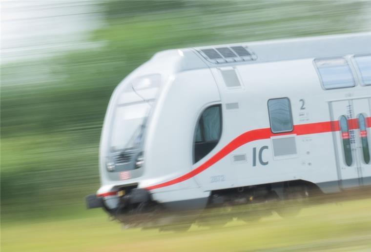 Bremerhaven: Die Intercity-Verbindung nach Köln steht Ein IC 2 der Deutschen Bahn in Fahrt.