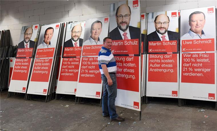 Es ist angerührt: Die SPD ist die einzige Partei, die ihre Plakate nicht hängt, sondern auf wiederverwendbare Plakatständer in Bremerhaven setzt. Der SPD-Kandidat Uwe Schmidt (Foto) hat mit Genossen 250 Liter Kleister angerührt, um die Plakate für den Bundestagswahlkampf aufzukleben.