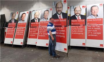 Es ist angerührt: Die SPD ist die einzige Partei, die ihre Plakate nicht hängt, sondern auf wiederverwendbare Plakatständer in Bremerhaven setzt. Der SPD-Kandidat Uwe Schmidt (Foto) hat mit Genossen 250 Liter Kleister angerührt, um die Plakate für den Bundestagswahlkampf aufzukleben.