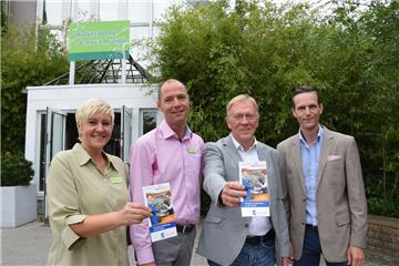 „Es ist auch in unserem Interesse, dass die Bewerber in der Region bleiben“, sagen Personalleitern Stephanie Krause (von links) und Chef Mark Schuur von Center Parcs. Klaus Rieger und Nicolas Schweidtweiler von der Azubi-Drehscheibe freuen sich über den Zuwachs.