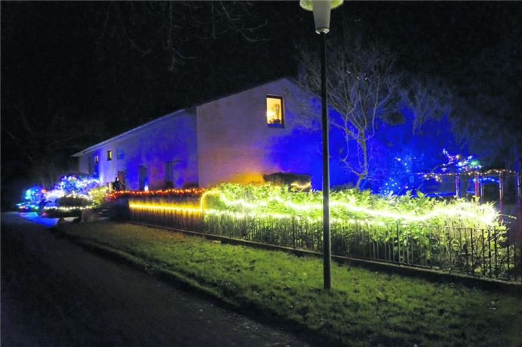 Beverstedt: Weihnachtshaus in Heerstedt blitzt und blinkt Es ist bunt, es blinkt – und fast jeder in Heerstedt kennt es: das Weihnachtshaus der Familie Schäfer.