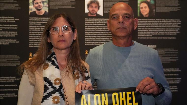 Es ist das erste Mal, dass sich die Eltern von Alon Ohel die Ausstellung ansehen.