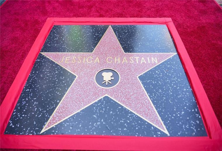 Es ist die 2.819. Sternenplakette auf dem berühmten Bürgersteig in Hollywood. 