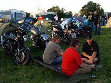 Es ist diese familiäre, gemütliche Stimmung unter Italo-Fans, die in der Vergangenheit jährlich zu Pfingsten rund 200 Motorradfahrer an den Nordenhamer Strand gelockt hat. In diesem Jahr allerdings wird das Treffen ausfallen.