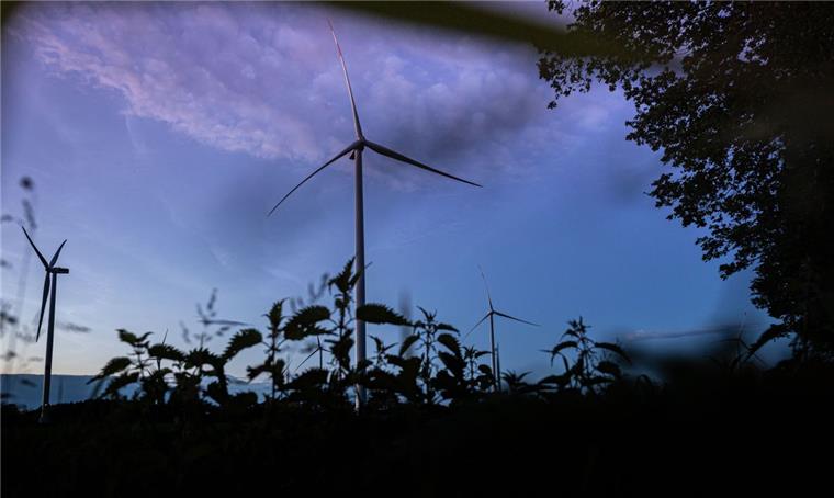 Und plötzlich gingen im Windpark Kührstedt-Alfstedt alle Lichter aus Es ist dunkel, alle roten Lichter sind abgeschaltet. Bei Bedarf, beispielsweise beim Überfliegen der Windräder, werden die Lichter an Turm und Gondel selbstständig ein- und später wieder ausschaltet. Foto: Hartmann