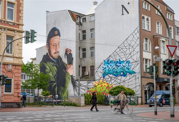 Riesiges Graffiti ist an einer Hauswand in der Hafenstraße zu sehen Graffiti in der Hafenstraße 142