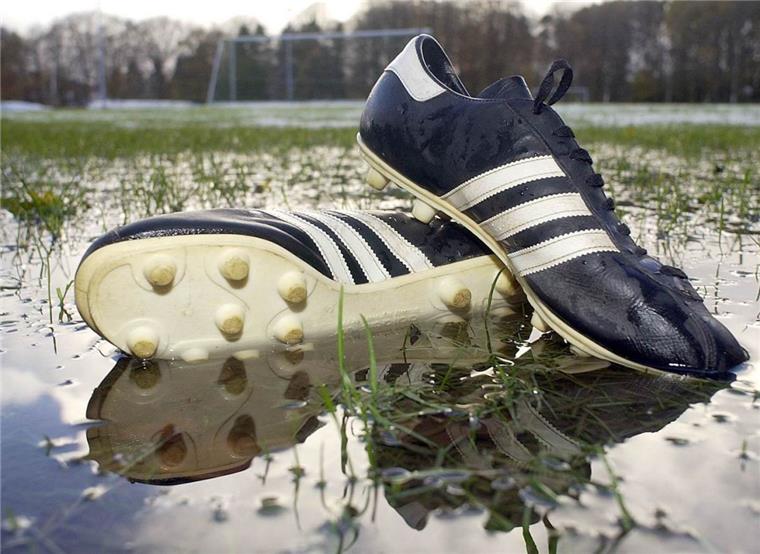 Fußball zwischen November und März - ein planungstechnischer Albtraum Es ist jedes Jahr das gleiche: Zwischen Mitte November und Ende März fallen Hunderte von Fußballspielen dem norddeutschen Schietwetter zum Opfer.