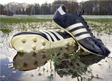 Es ist jedes Jahr das gleiche: Zwischen Mitte November und Ende März fallen Hunderte von Fußballspielen dem norddeutschen Schietwetter zum Opfer.