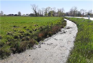Es ist kein Wasser mehr zu sehen: Der Graben entlang der Straße in Seefelder Außendeich hat sich in Schlammfeld verwandelt. 