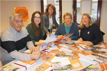 Es ist vollbracht – über die erste Ausgabe der Leher Seiten freuen sich (von links): Ammar Aljomaa, Ann-Kristin Hitzemann, Karin Treu, Brigitte Hawelka und Sandra Levknecht.