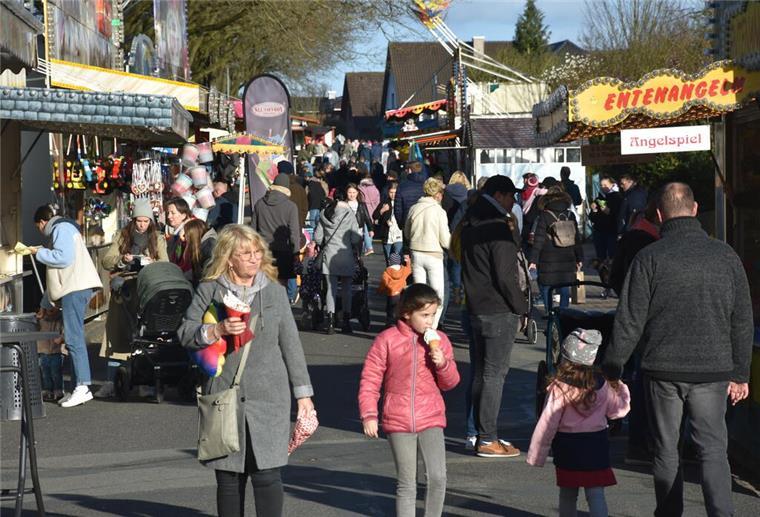 So schön war es auf dem Frühjahrsmarkt in Sittensen Das Foto zeigt Marktbesucher.