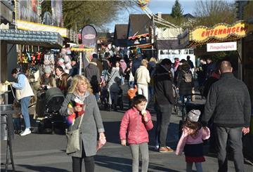 Das Foto zeigt Marktbesucher.
