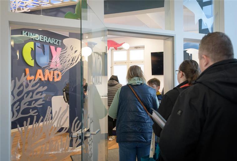 300 freie Plätze bei Kinderarzt Scheel in Nordholz Menschen in der Warteschlange