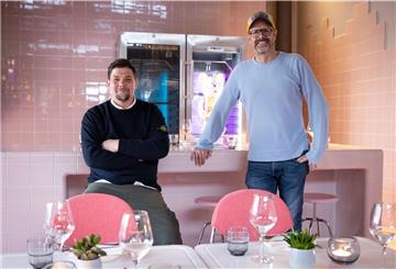 Es kann wieder losgehen: TV-Koch Tim Mälzer (links) und Patrick Rüther, Gastronom und Geschäftspartner, stehen in den neu gestalteten Räumen ihres Restaurants „Bullerei“.