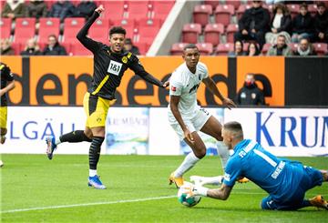 Es klappt einfach nicht für Dortmund: Torwart Rafal Gikiewicz von Augsburg (rechts) kann den Ball von Jadon Sancho halten.