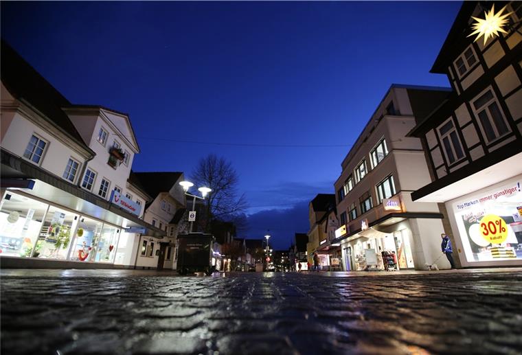 Leere Straßen und kaum Passanten sind in der ansonsten menschenleeren Innenstadt am späten Nachmittag zu sehen. Angesichts hoher Corona-Neuinfektionszahlen plant der Landkreis Gifhorn eine Ausgangssperre und ein weitreichendes Kontaktverbot. 