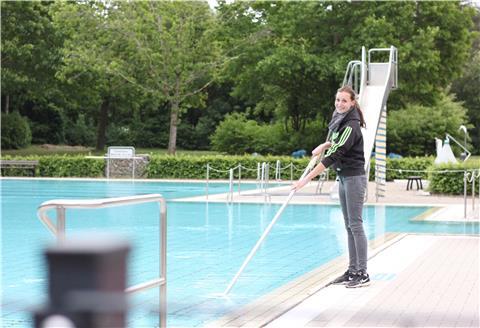 Es könnte losgehen: Schwimmmeisterin Kim Peyman bereitet das Wilstedter Freibad bereits seit Wochen für den Badebetrieb vor.