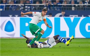 Es läuft bestens für Werder Bremen: Auch in dieser Situation ist Werders Max Kruse (vorne) schneller als Schalkes Salif Sane. Am Ende gewann die Elf von Trainer Florian Kohfeldt 2:0.