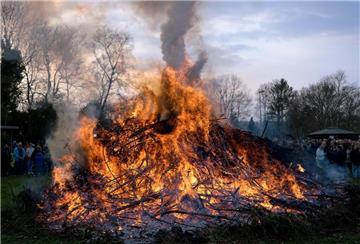 Es lodert lustig in der Bremerhavener Siedlung am Bürgerpark: Das Osterfeuer ist ein Highlight im Jahreskalender der Siedler und ihrer Gäste von nah und fern.