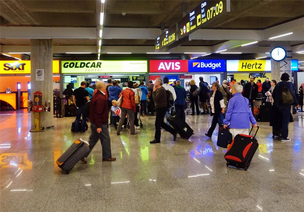 Es macht sich am Flughafen bemerkbar, wo an nur einem Tag mehr als 180.000 Passagiere abgefertigt wurden. Es ist auf den Straßen zu spüren, die sich die Inselbewohner in dieser Saison mit bis zu 90.000 Mietwagen teilen müssen. Und es ist dieser Tage oft gehörtes Gesprächsthema an Bar-Tresen und auf Dorfplätzen: Mallorca ist voll. Es ist von &quot;Invasion&quot; die Rede, und von der &quot;Hölle&quot;, in die die Urlaubermassen die &quot;isla de la calma&quot;, die Insel der Ruhe, verwandelt hätten.