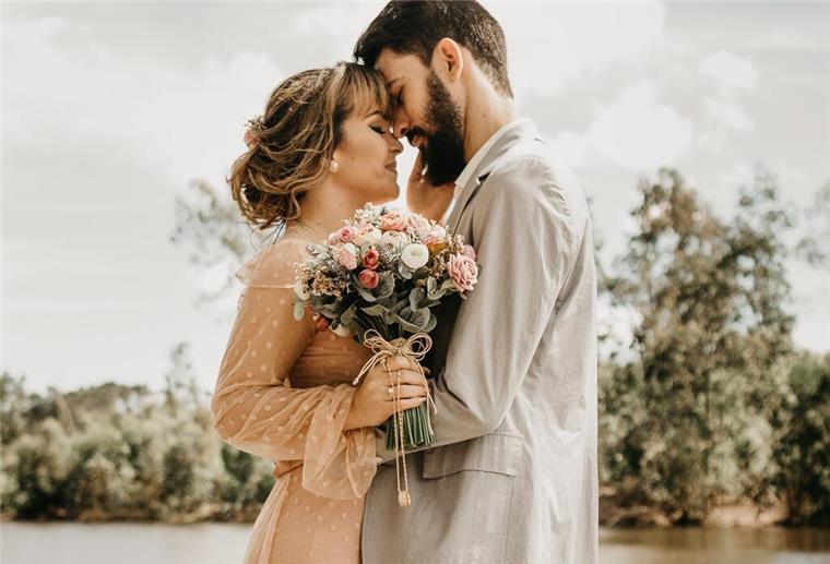 Es muss nicht immer weiß und pompös sein. Eine lässige, bequeme und schlichte Eleganz liegt bei der Hochzeitsmode im Trend.