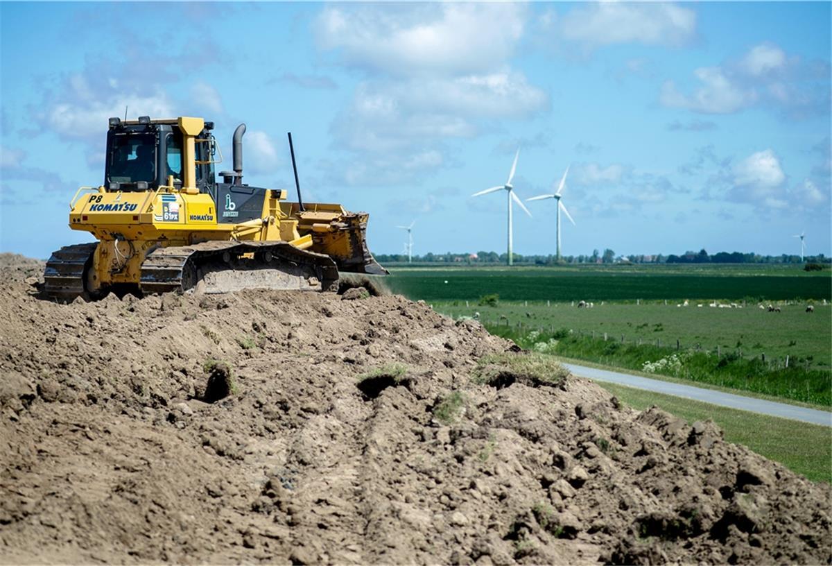 Wesermarsch: Land investiert Millionen in den Küstenschutz Es sei notwendig, die Deiche entlang der niedersächsischen Nordseeküste bis zum Jahr 2100 auf 11,80 Meter zu erhöhen, so der Deichband-Vorsteher.