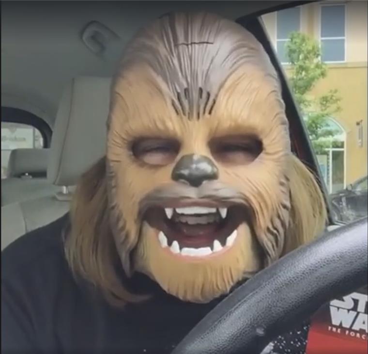 Ihr Lachanfall begeistert Millionen bei Facebook "Es sind die einfachen Freuden", sagt Candace Payne über ihren Lachanfall mit einer Chewbacca-Maske.