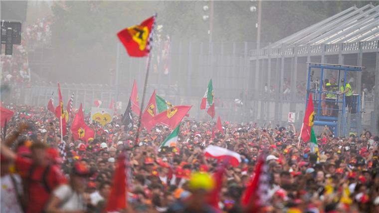 Im roten Rauch von Monza: Leclercs Triumphfahrt Es sind diese Bilder, die für den Mythos Monza sorgen.