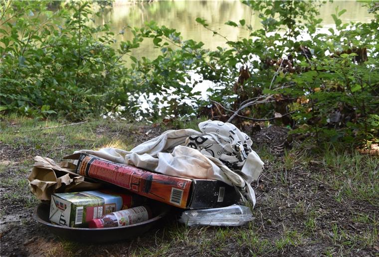 Surheider Baggerkuhle: Baden trotz Verbots Es sind Hinterlassenschaften wie diese Überreste eines Grill, die die Anwohner der Surheider Baggerkuhle verärgern. Der Müll lag nur drei Tage nach einer Müllsammel-Aktion des ASV an dem Gewässer.