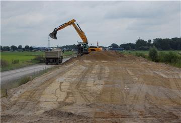 Es sind insgesamt 180000 Kubikmeter Sand, die nun nach der Vorbelastung des Untergrunds für die neue Straße abgefahren werden.