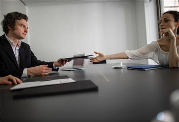 ILLUSTRATION - Es sind normale Zeichen für die Wahrheit, wenn Bewerberinnen und Bewerber bei schwierigen Aufgabestellungen im Gespräch anfangen zu stottern und gestresst wirken. (zu dpa: «Lügen: Was im Job-Interview verdächtig wirkt - und was nicht») Foto: Klaus-Dietmar Gabbert/dpa-tmn - Honorarfrei nur für Bezieher des dpa-Themendienstes +++ dpa-Themendienst +++