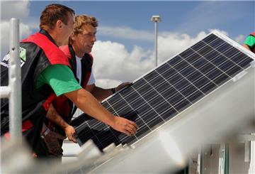 Es sind vor allem die Handwerksbetriebe, die die Maßnahmen zum Klimaschutz umsetzen, unter anderem beim Installieren von Photovoltaikanlagen – doch es fehlt Personal. 