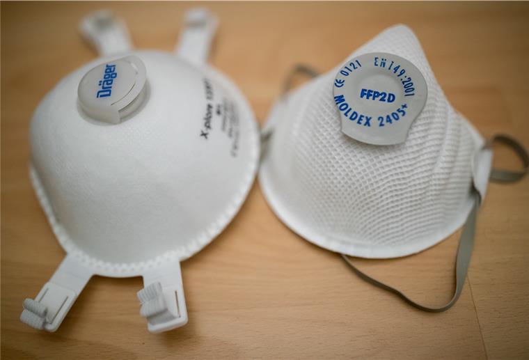 Bayern, Nürnberg: Atemschutzmasken (partikelfiltrierende Halbmaske) der Schutzklasse FFP2 (r, Filtering Face Piece) und FFP3. 