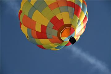 Es sollte ein unvergesslicher Ausflug werden  - wie auf dem Bild, auf dem ein Heißluftballon über die Ortschaft Bodnegg hinweg fährt -, doch in Texas fing ein Ballon Feuer und 16 Menschen kamen ums Leben.