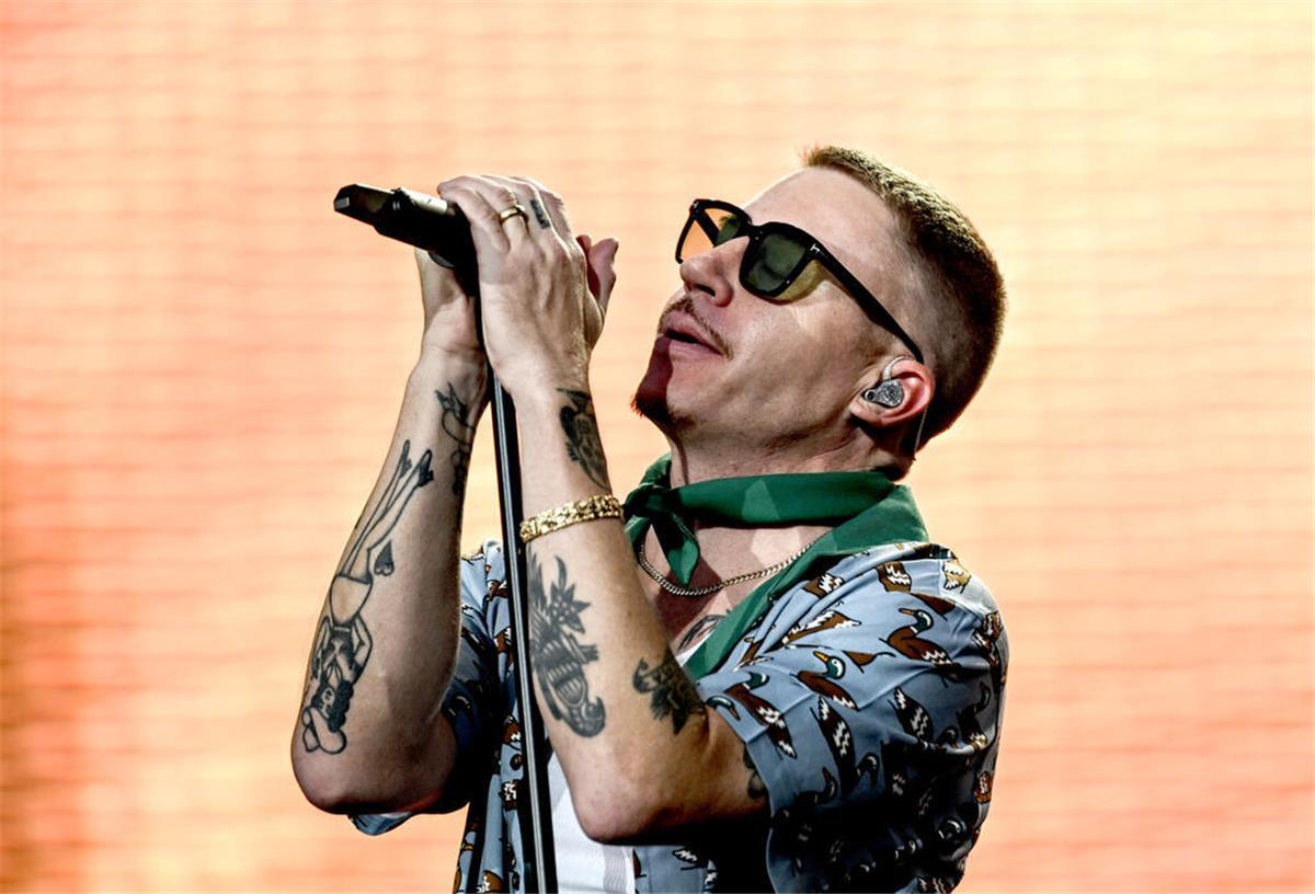 Der Rapper Macklemore auf der Bühne.